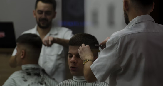 Man getting a fade during haircut for men in Banaswadi